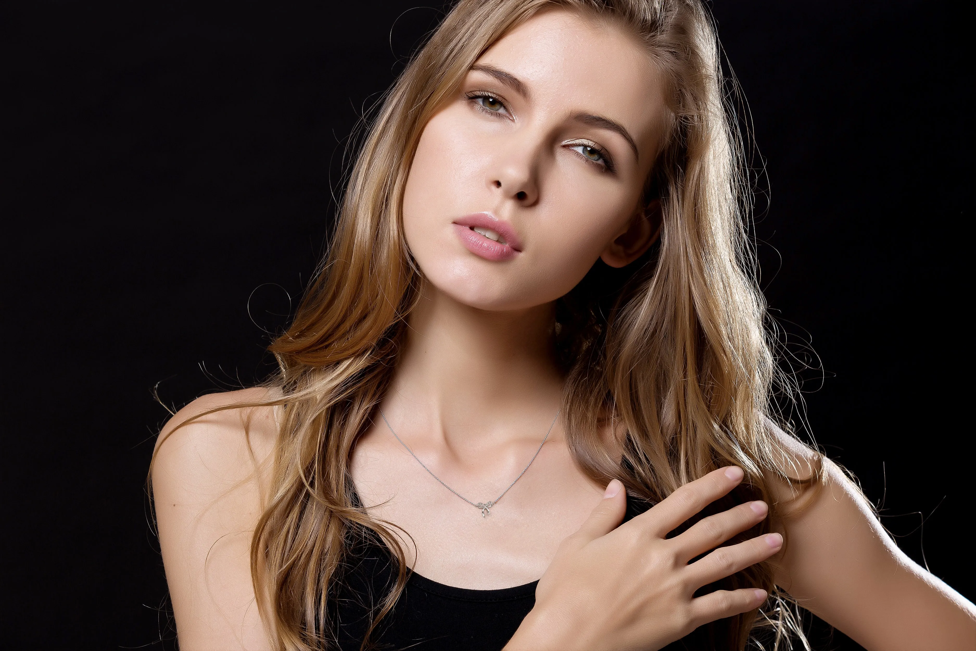 18k Gold Ribbon Bow Diamond Necklace