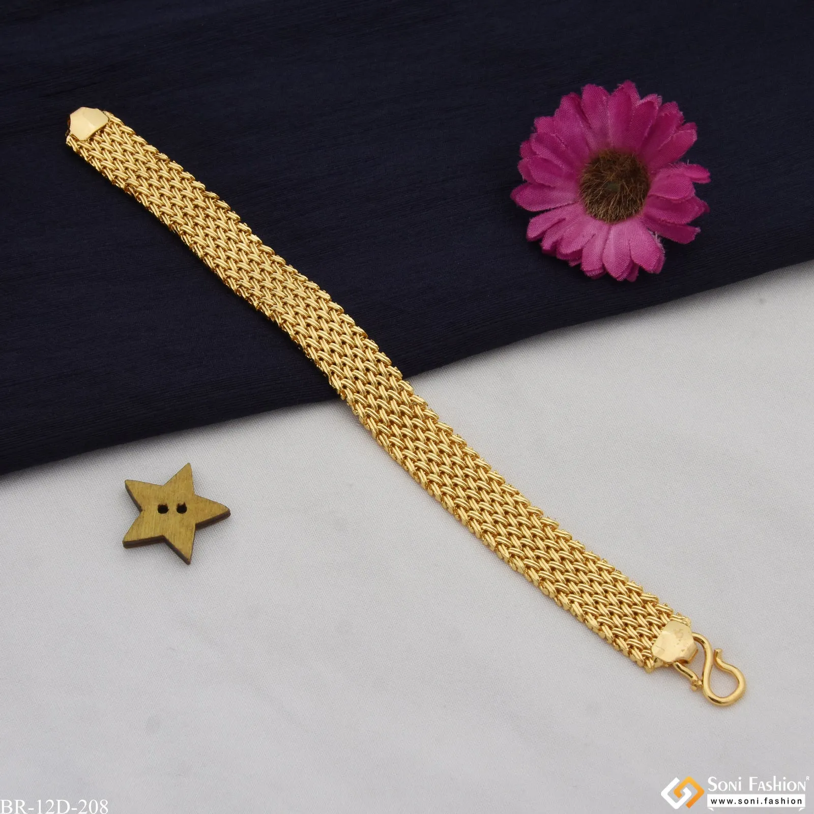 Casual Design Premium-Grade Quality Gold Plated Bracelet for Men - Style D208