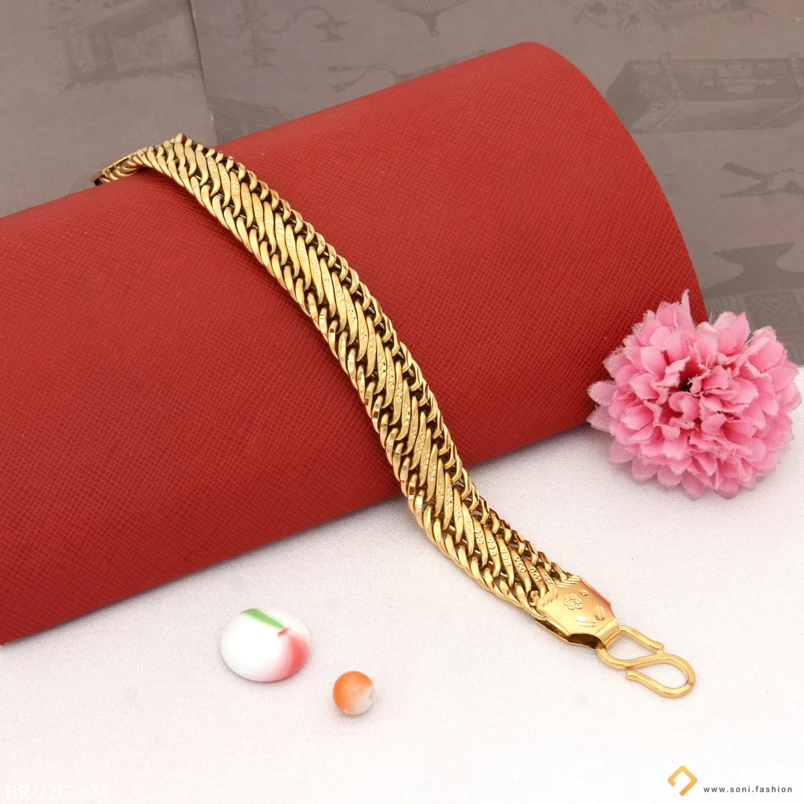 Chic Design Superior Quality Gold Plated Bracelet for Men - Style C974