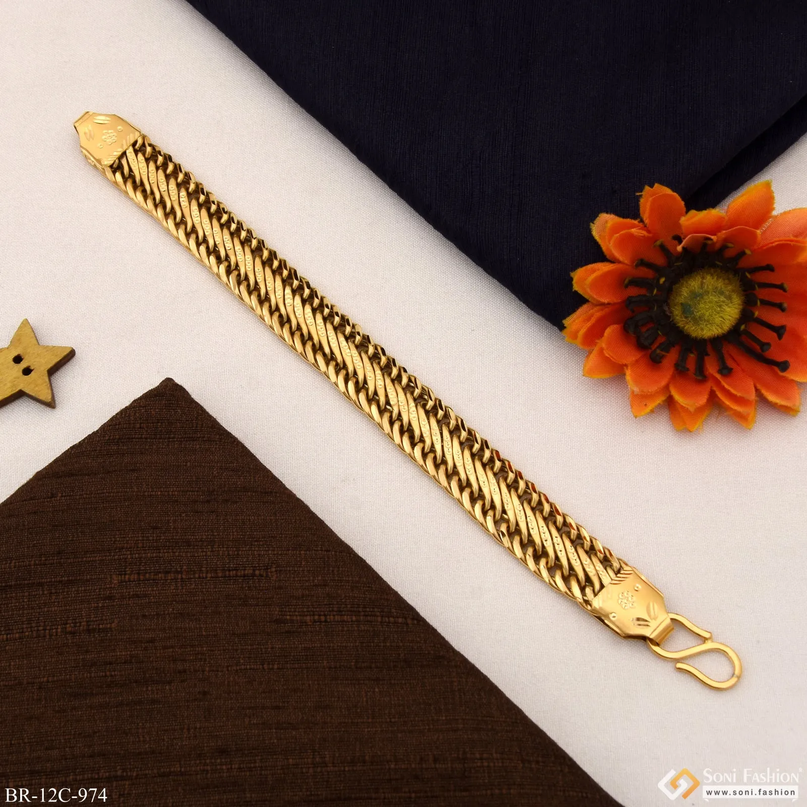 Chic Design Superior Quality Gold Plated Bracelet for Men - Style C974