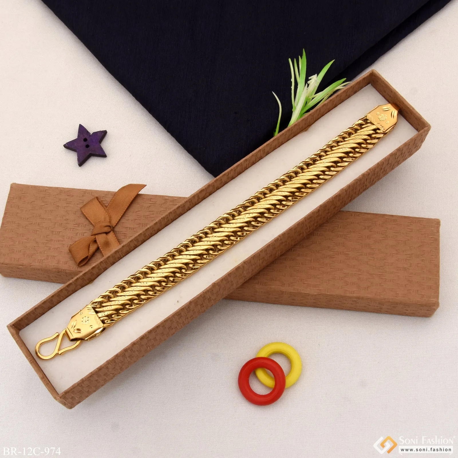 Chic Design Superior Quality Gold Plated Bracelet for Men - Style C974