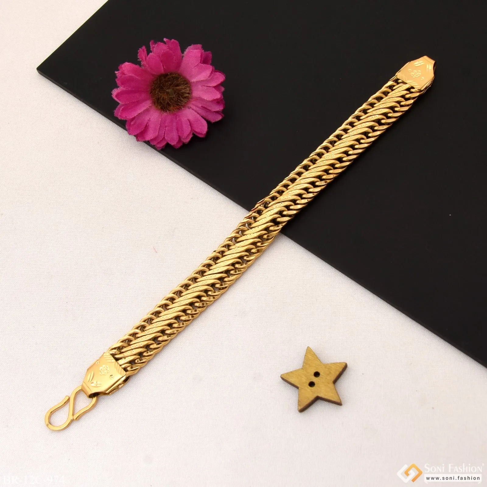 Chic Design Superior Quality Gold Plated Bracelet for Men - Style C974
